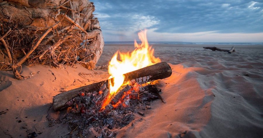 【キャンプ・BBQ】初心者でも簡単な火起こしの方法とコツ