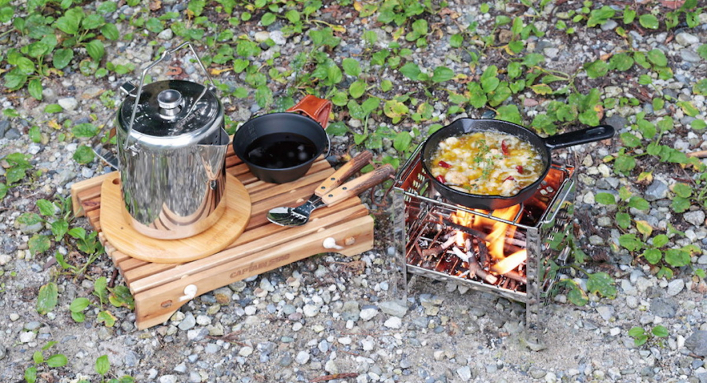 ソロキャンプでBBQを楽しむイメージ画像