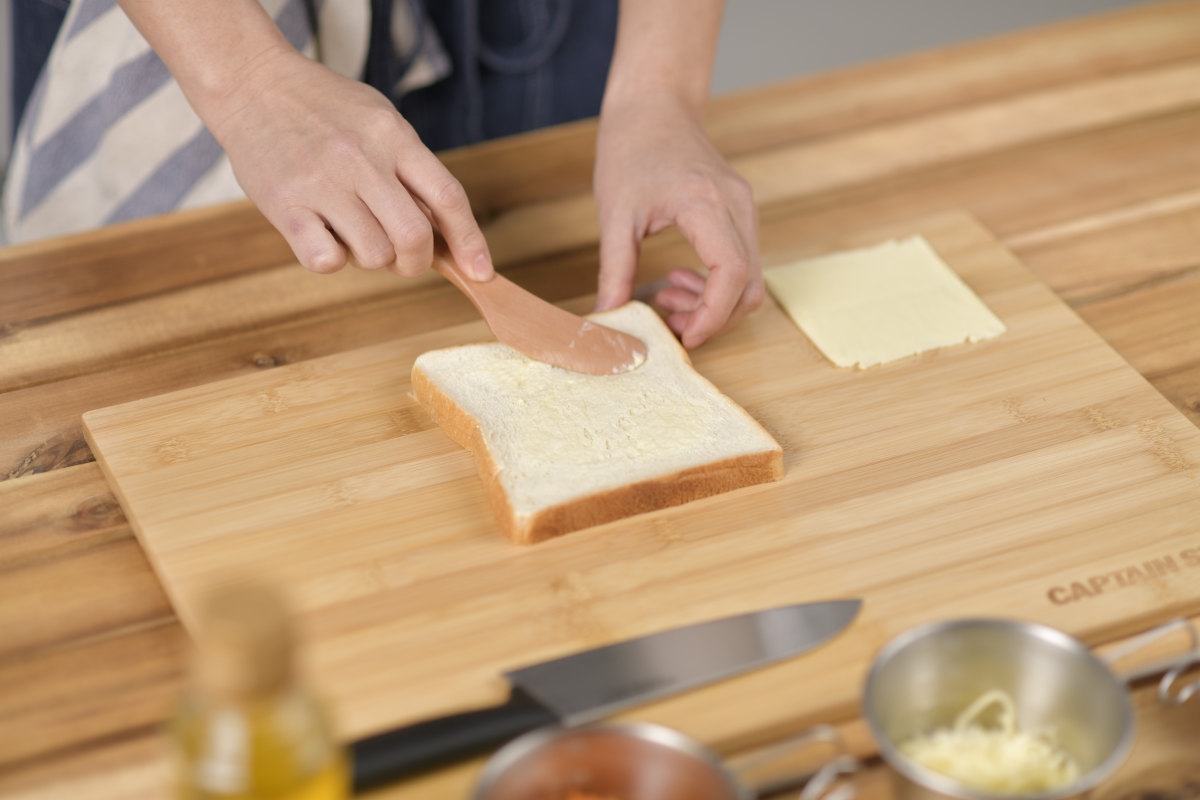 ホットサンドメーカー レシピ チキンマヨ＆キャロットラペ - 食パンにバター