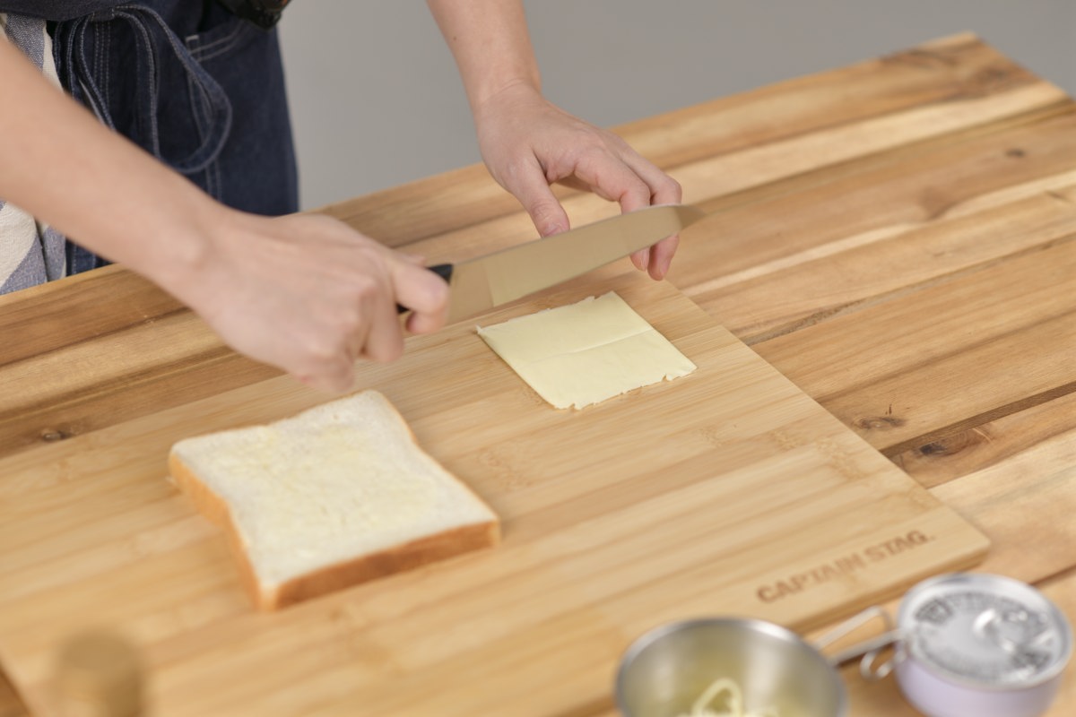 ホットサンドメーカー レシピ チキンマヨ＆キャロットラペ - スライスチーズを半分にカット