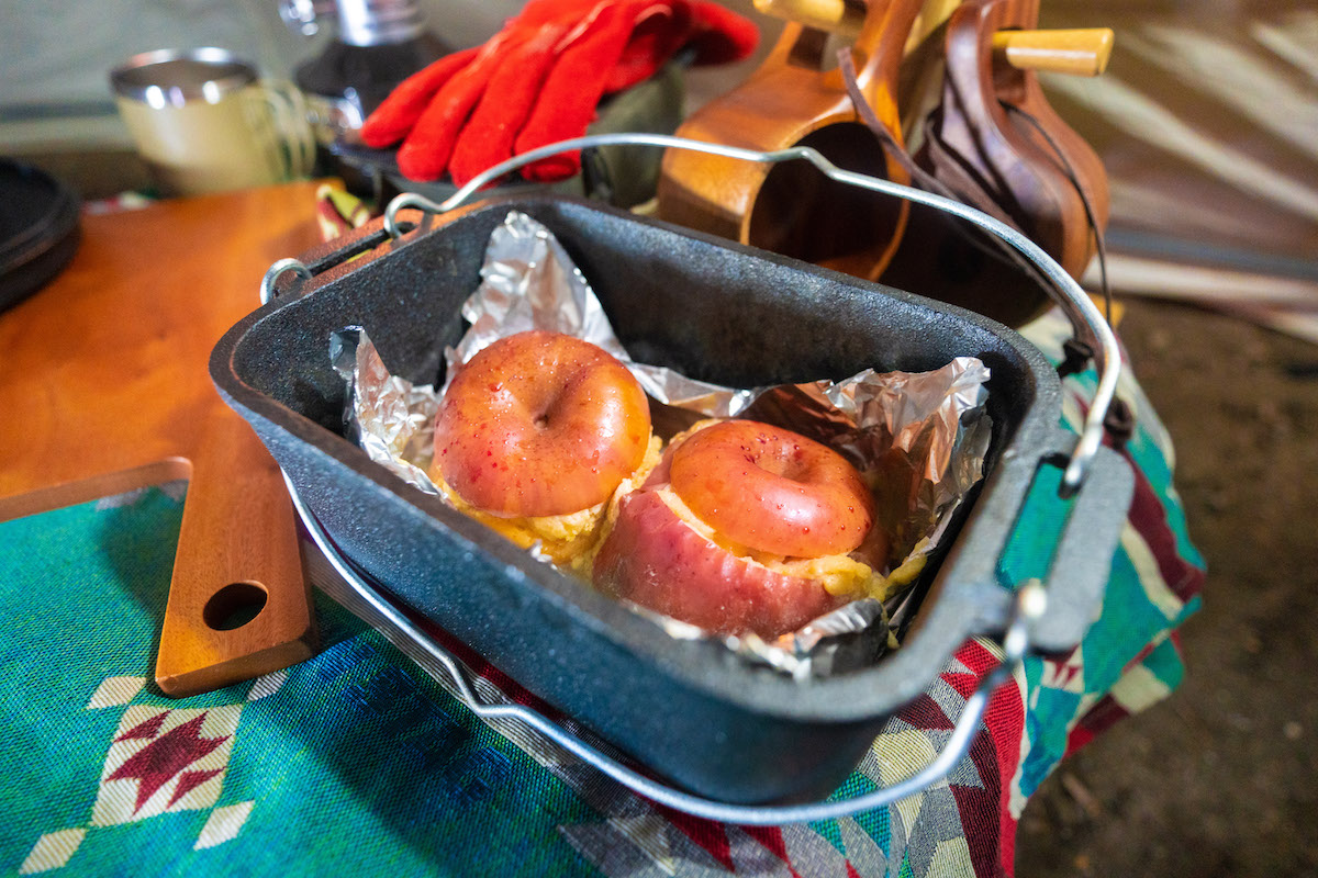 丸ごと焼きりんごのチーズケーキ - キャンプスイーツ